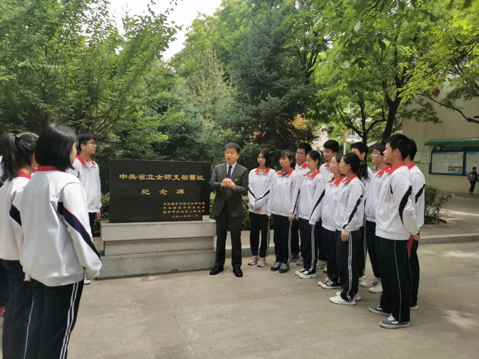 树影婆娑，诗意校园