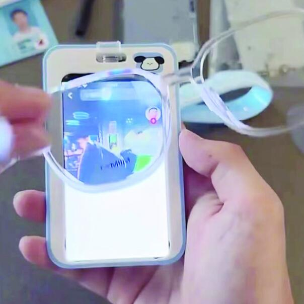 看上去是一个饭卡，戴上偏光眼镜就可以像手机那样刷视频、玩游戏