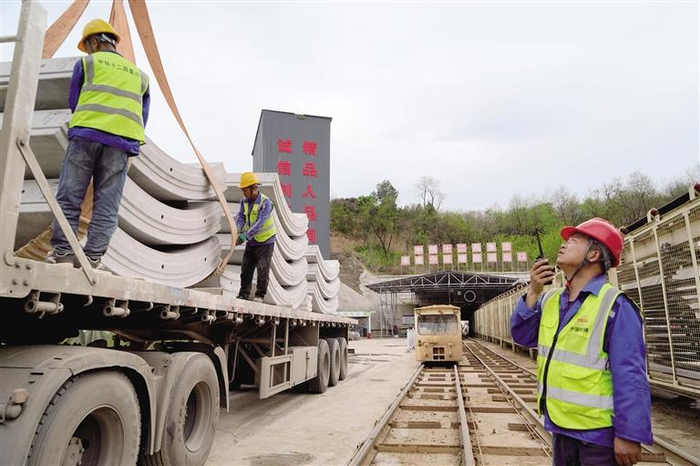 四月九日，在少陵塬隧洞洞口，工人在卸载管片。