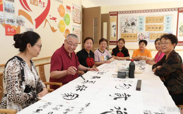 ▲老年人在某社区日间照料站点进行书法交流。新京报资料图