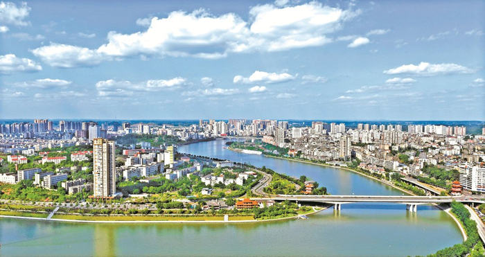 内江市碧水如画，景色宜人。沱江穿城而过，见证着城市的发展。王斌摄