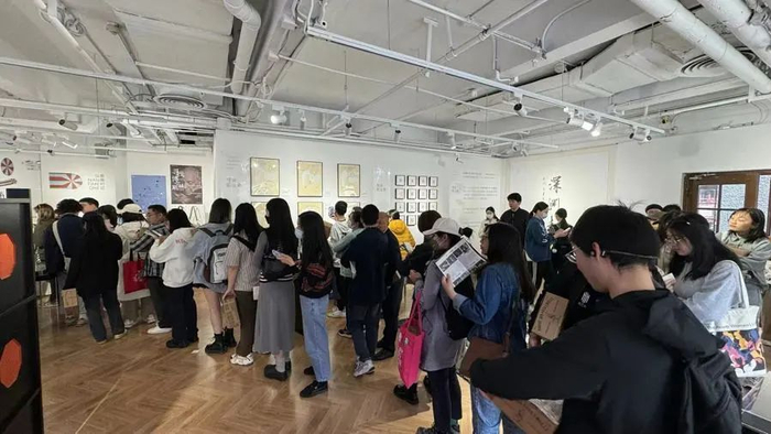 年轻人在展览排队 