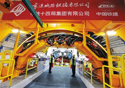 4月10日，京滨城际铁路超大直径盾构机“京滨协同号”在天津顺利始发。图为工作人员检查盾构机运行情况。新京报记者 王贵彬 摄