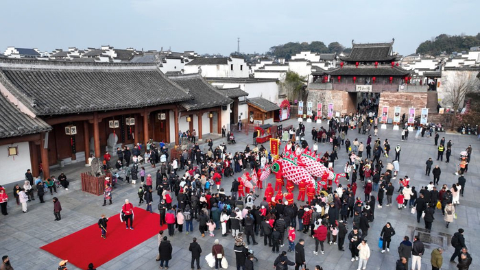       1月27日，黄山市歙县徽州古城举行鱼灯巡游。（刘军喜 摄）