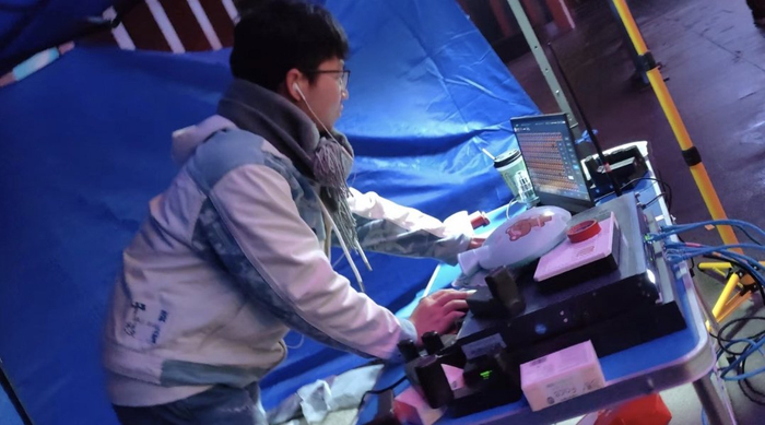 数智文化科技工作人员操控无人机表演