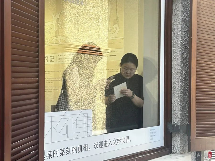 年轻人结伴参观展览  施晨露摄