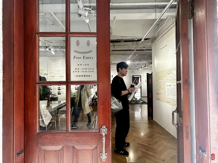 年轻人参观展览  施晨露摄