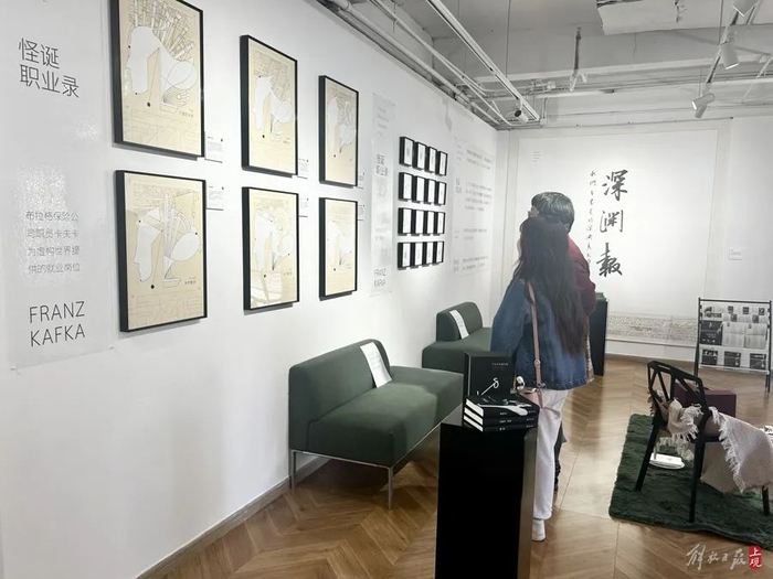 年轻人结伴参观展览  施晨露摄