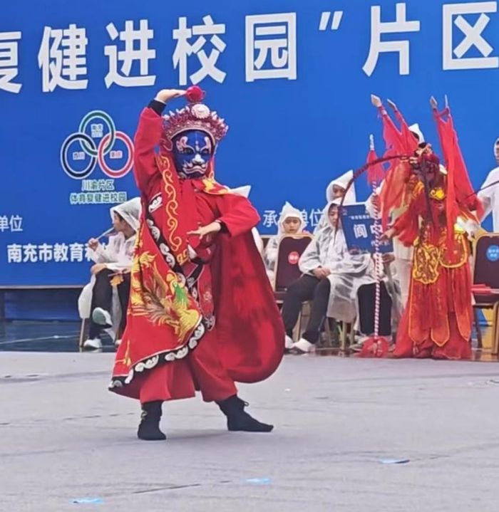 ▲秋华在舞台上表演“变脸”