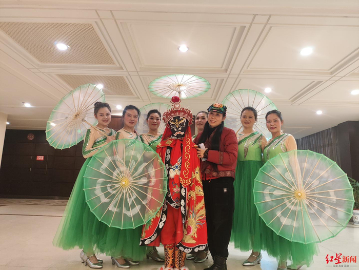 ▲林春、秋华与其他演员合影