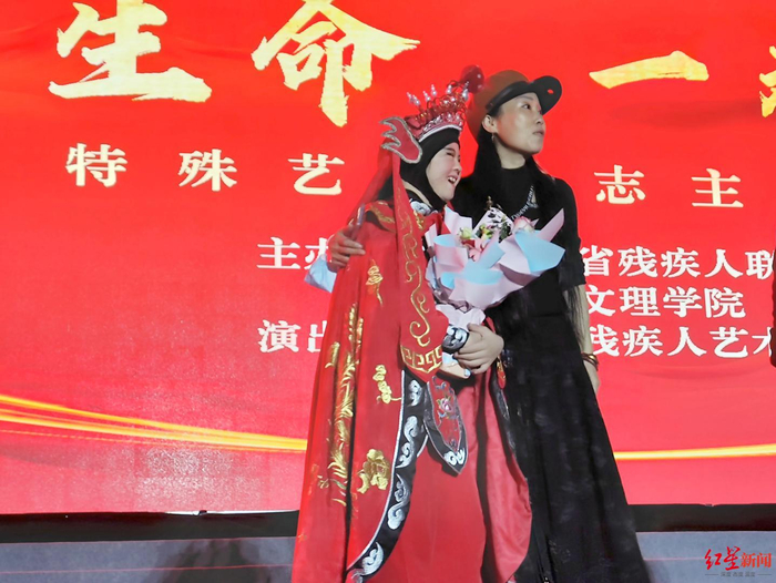 ▲“师父”林春和秋华在舞台上