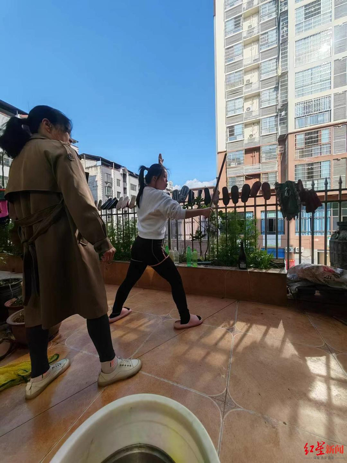 ▲赵海英监督女儿秋华练习“吐火”