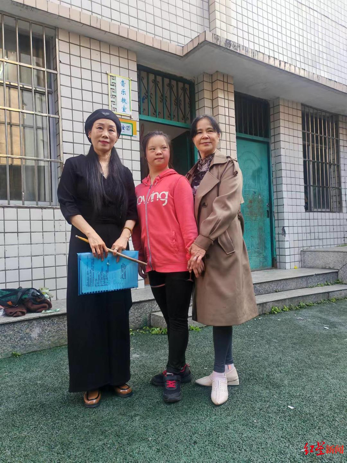 ▲“师父”林春（左）、秋华（中）和秋华妈妈赵海英