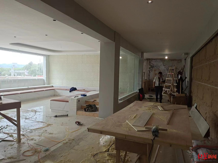 ▲为适应微短剧拍摄，华夏文化园景区正在装修的“豪宅”