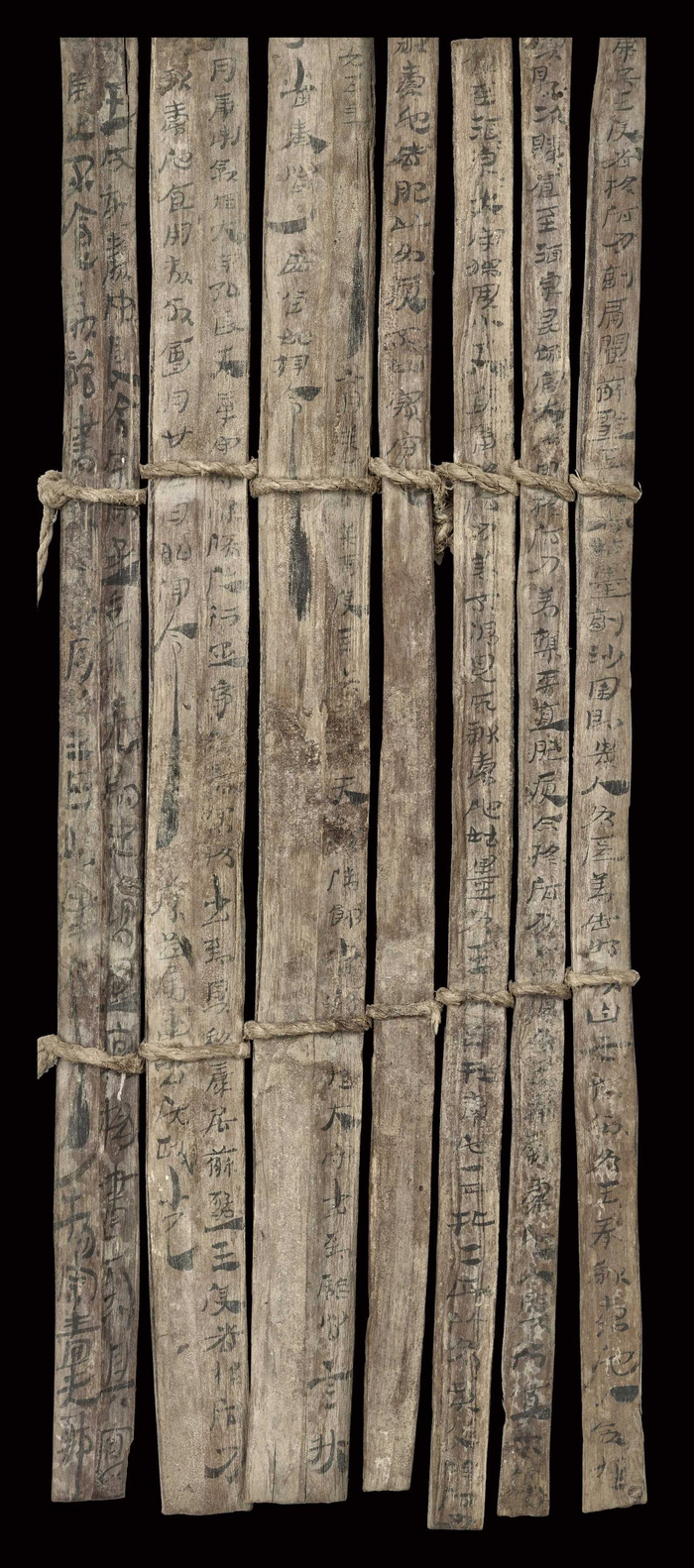 汉简《康居王使者册》。新华社发（甘肃简牍博物馆供图）