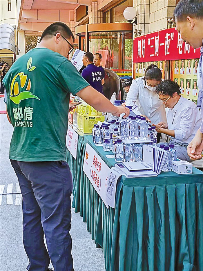 拉萨市净土集团旗下大昭圣泉,作为西藏好水参加在北京举办的铁路帮扶