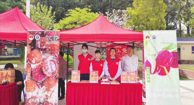 云霄农信联社在“寻味漳州地标共享山海盛宴”活动现场设点摆摊，并为云霄地理标志产业协会授信30亿元。  图/文  蔡舒淇