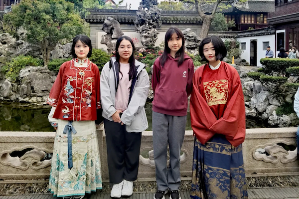 图说：沪港学生穿上古风服饰