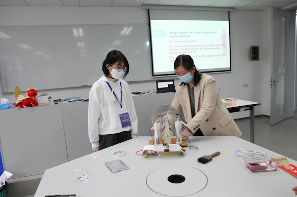 图说：在刘玲老师的带领下，结对伙伴探索“静电植绒”奥妙