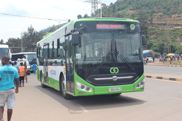 在卢旺达首都基加利拍摄的行驶在马路上的中国造电动公交车。新华社发（阿特林达·艾伦　摄）