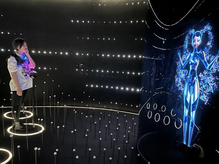 游客和空间主角互动  本文图均为 澎湃新闻记者 邹娟 图