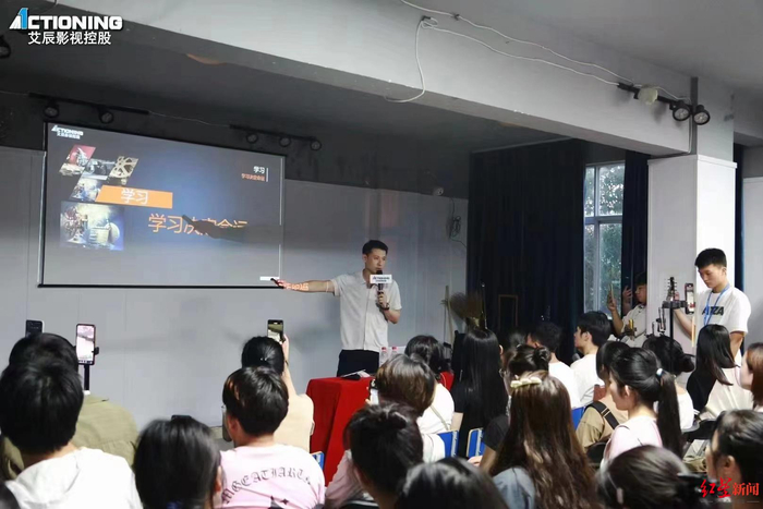 ▲艾辰影视培训学校校长钱泳辰为学员讲授微短剧表演