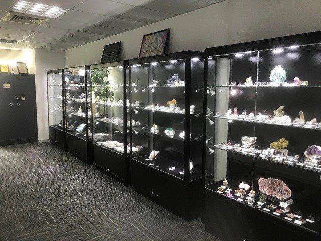 陈小俊位于上海的办公室内陈列了几百种产自世界各地的矿物晶体。
