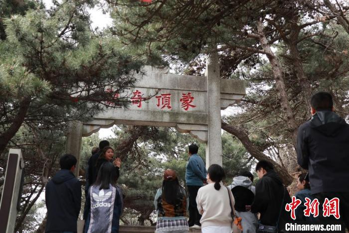 临沂市龟蒙景区“蒙顶奇观”牌坊。周艺伟 摄