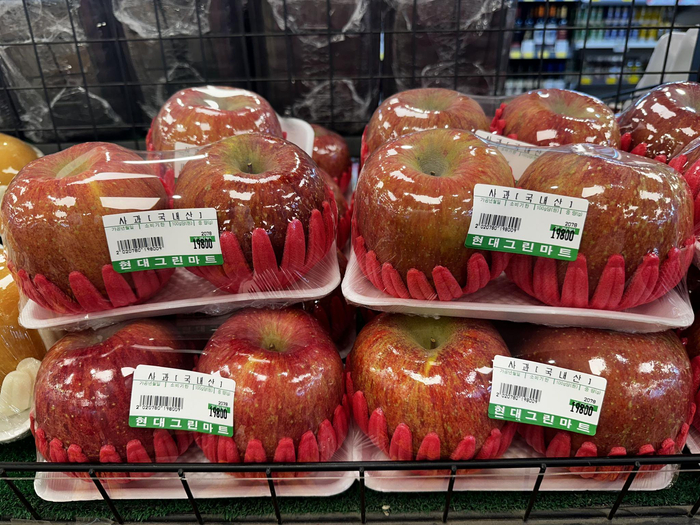这是4月7日拍摄的记者住所楼下菜市场里出售的苹果。新华社记者姚琪琳摄