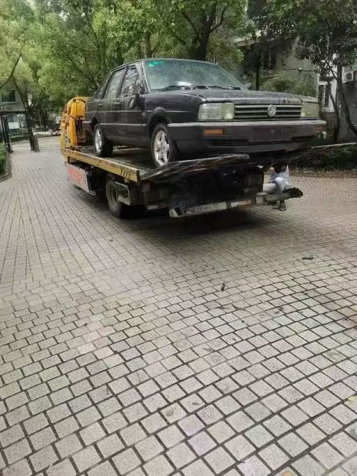 中虹小区内的“僵尸车”被清理。上海市公安局虹口分局 供图