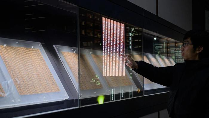  3月6日，工作人员在荆门市博物馆新馆内楚简展厅展示使用互动装置。新华每日电讯记者胡竞文 摄