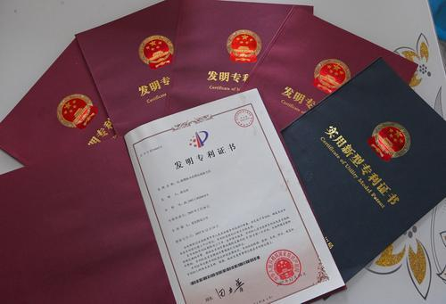 ▲唐安科的发明专利证书。首席记者 龙帆 摄