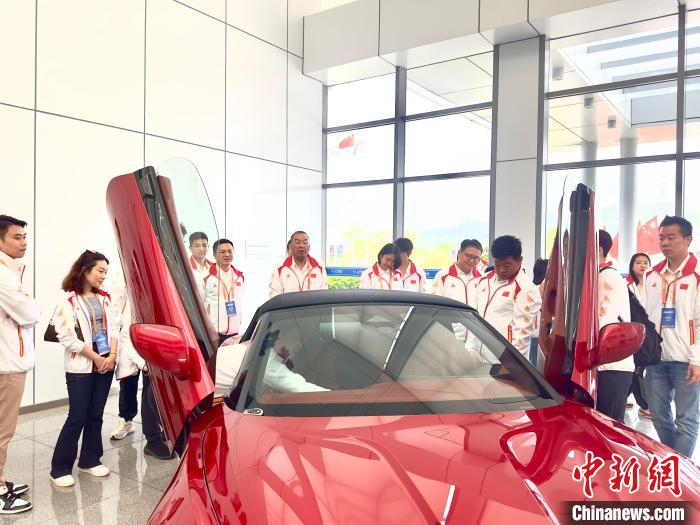 访闽团一行体验上汽乘用车宁德基地所制造的新能源汽车。吴允杰 摄