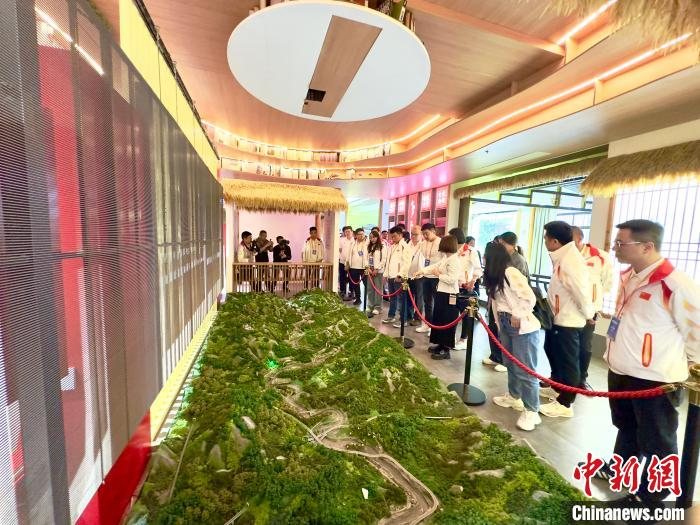 访闽团一行参观蕉城区九仙村乡村振兴实践点。吴允杰 摄