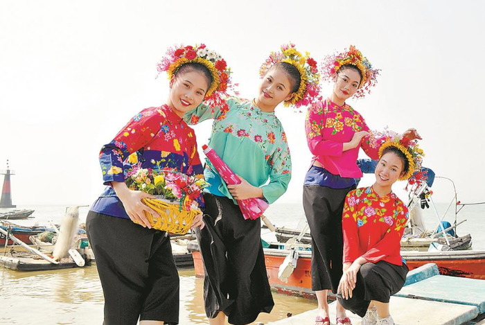 游客体验蟳埔“簪花围”造型。 图源：福建日报