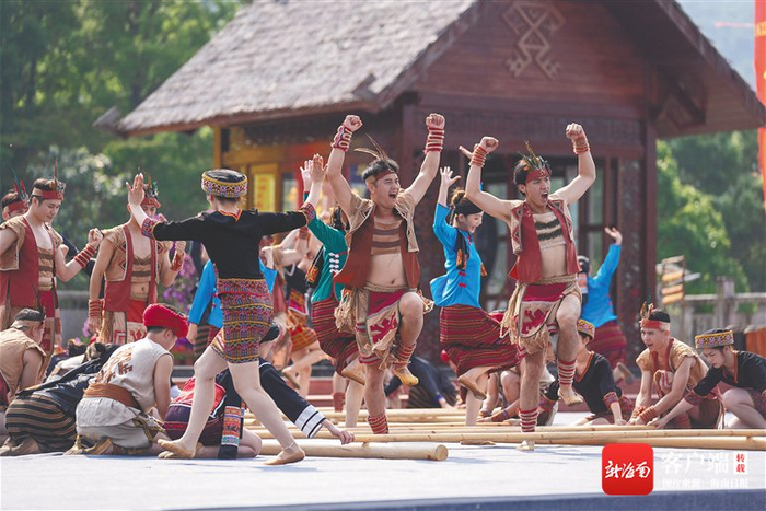 4月11日，祭祀袍隆扣大典在五指山市水满乡黎峒文化园举行。图为打柴舞表演。记者 李天平 摄