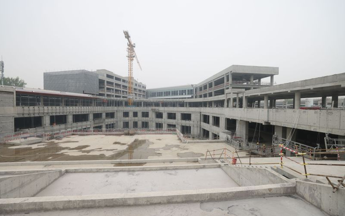 望京西枢纽呈现出一个U字形，分为地上、地下两部分，还设计有下沉广场。新京报记者 王贵彬 摄