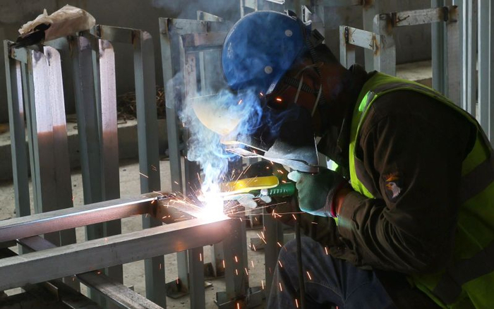 望京西枢纽施工现场，建设者正在进行焊接作业。新京报记者 王贵彬 摄