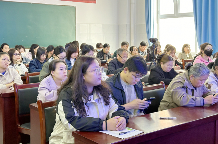 威县教育局信息中心朱慧梅老师（一排左一）
