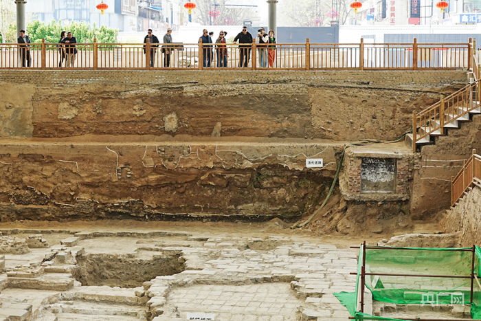 遗址中对州桥桥面及清代道路的展示(央广网记者  张羲轮  摄)本次发掘