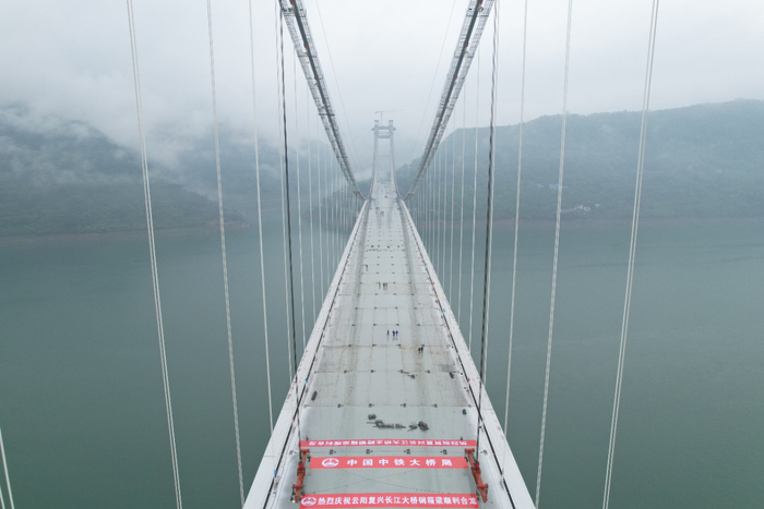 中铁大桥局项目部负责人表示,大桥完成合龙后,重庆云开高速公路有限
