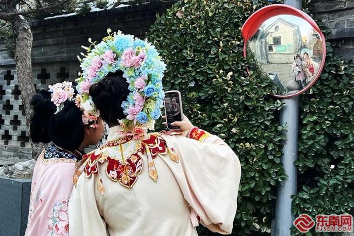 绚丽的头饰吸引了众多游客打卡。 东南网记者 陈楠摄