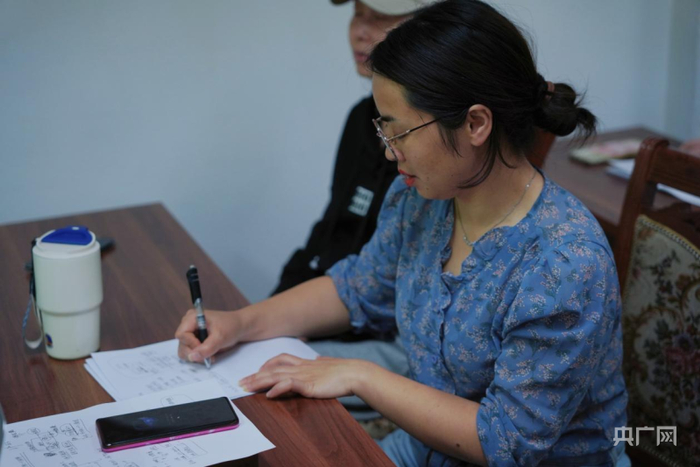 谢丹认真地记笔记(央广网发 张蔓 摄)