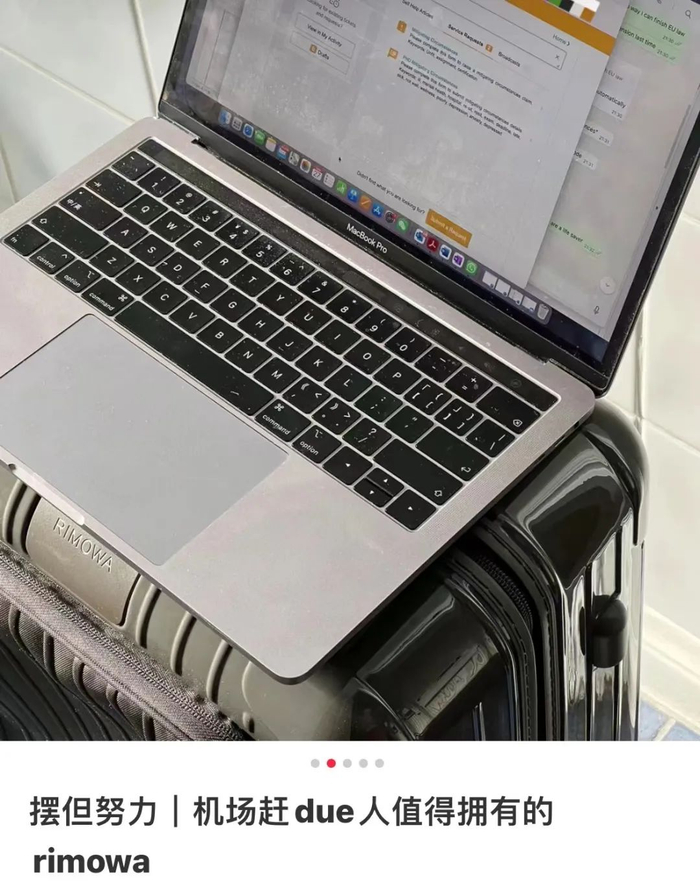 把日默瓦当小桌板办公/图源：@NyNyo