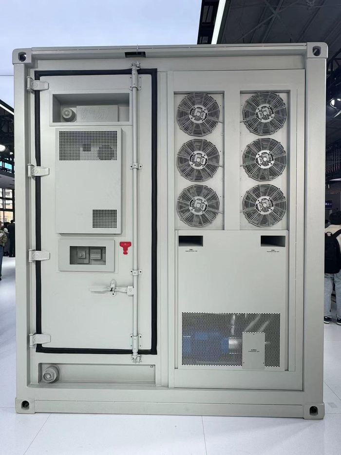 （天恒储能系统侧面 财联社记者摄）