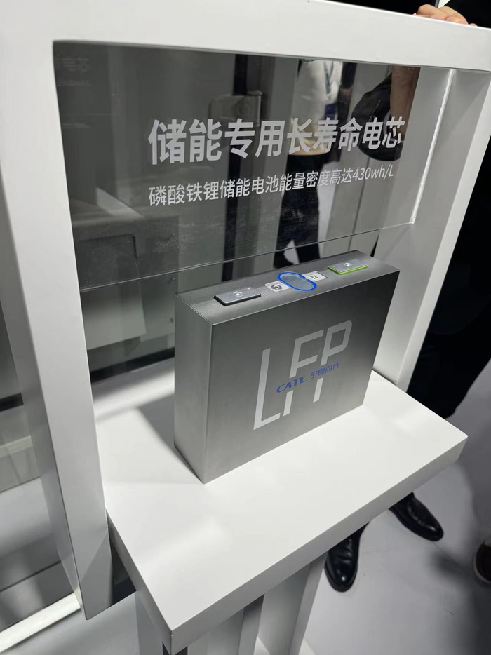 （宁德时代储能专用电芯L系列产品 财联社记者摄）