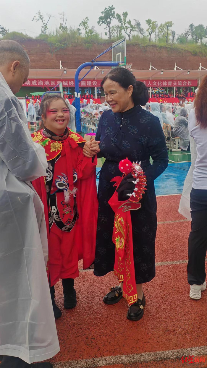 ▲表演结束，秋华开心地回到妈妈身旁