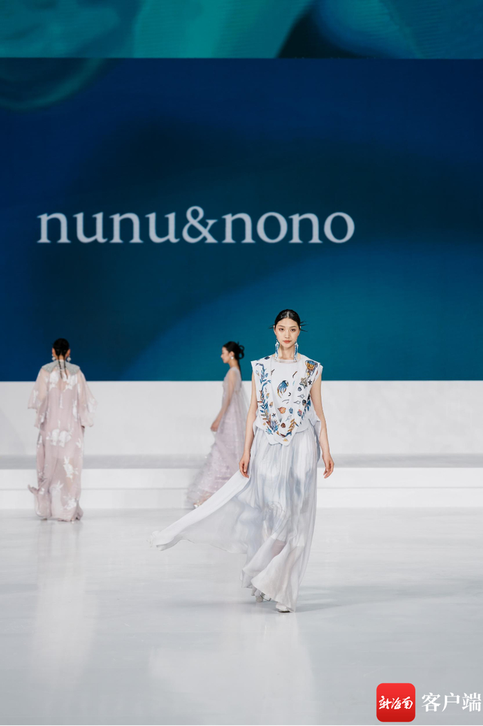 4月12日下午，2024中国国际消费品博览会时装周“首秀”在cdf海口国际免税城上演。记者 曹志 摄
