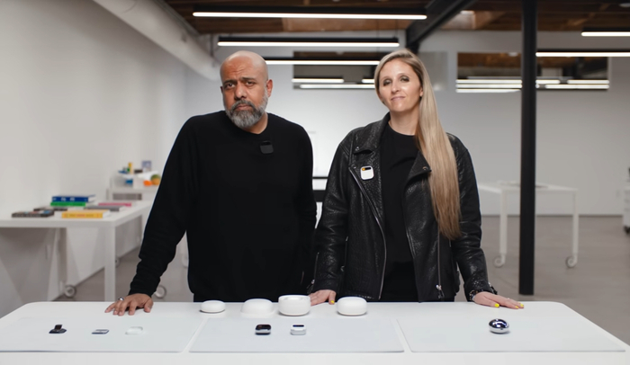 （两位创始人和AI Pin，来源：Humane演示视频）