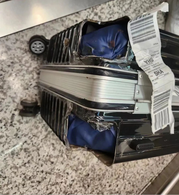 甚至有次托运，把轮子都卡掉了/图源：@Dison